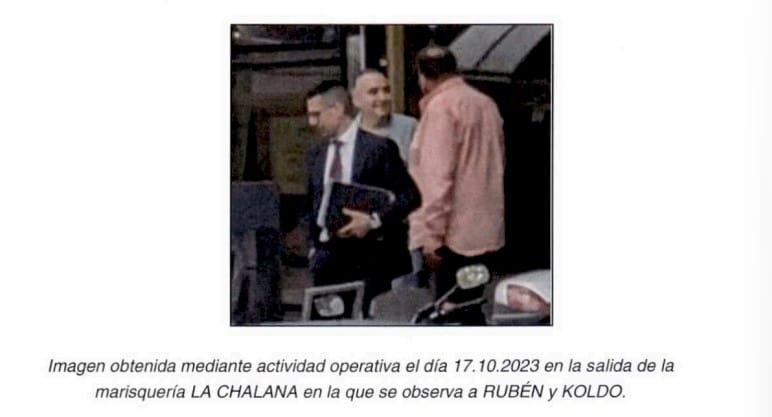 El comandante de la Guarida Civil Rubén Villalba y Koldo García (de espaldas) saliendo de La Chalana (Madrid) en octubre de 2023