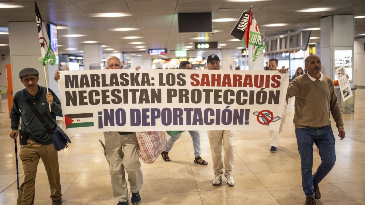 Activistas pro saharauis en el aeropuerto de Barajas.