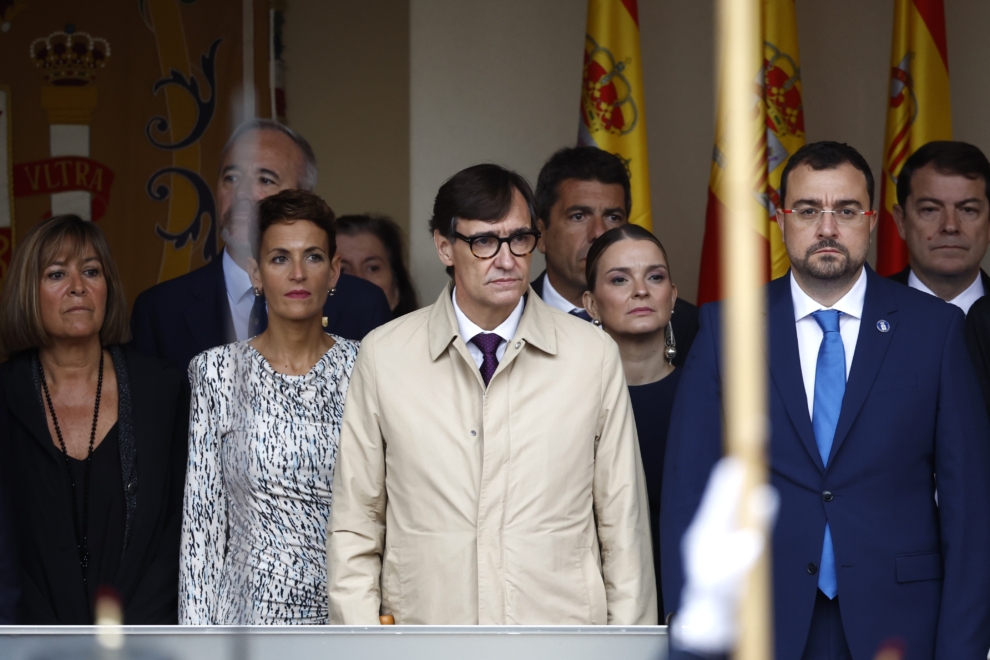 Los presidentes autonómicos de Aragón, Jorge Azcón (2i, detrás); Navarra, María Chivite (2i); de Cataluña, Salvador Illa (c); Baleares, Marga Prohens (2d); Comunidad Valenciana, Carlos Mazón (2d, detrás); Principado de Asturias, Adrián Barbón; y Castilla y León, Alfonso Fernández Mañueco (