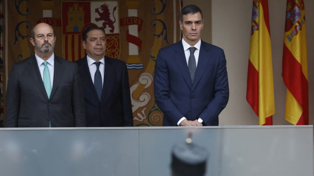 El presidente del Gobierno, Pedro Sánchez, junto al presidente del Senado, Pedro Rollán y el ministro de Agricultura, Luis Planas (c), durante el desfile del Día de la Fiesta Nacional