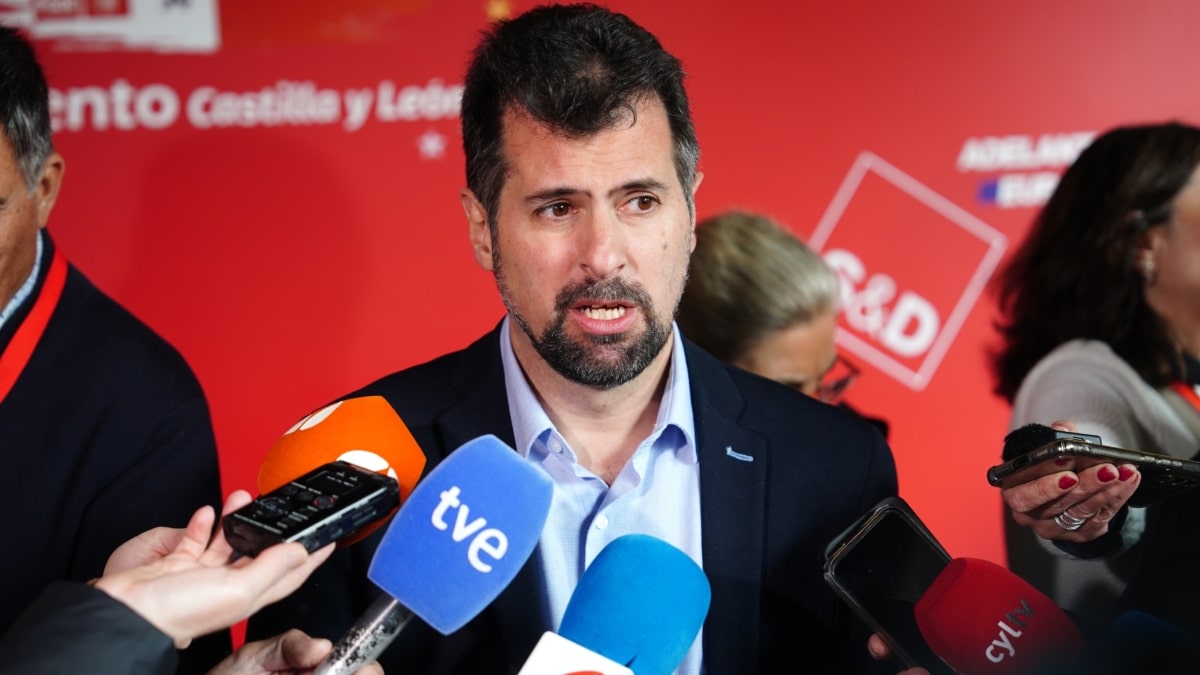 El secretario general del PSOE en Castilla y León, Luis Tudanca, realiza unas declaraciones a la prensa durante la inauguración de la III Escuela de Gobierno del PSOE de Castilla y León en el Colegio Arzobispo Fonseca