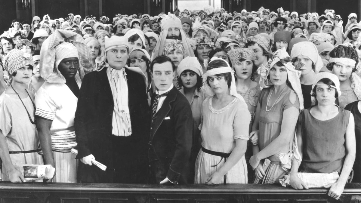 Buster Keaton rodeado de sus 'novias' en 'Siete ocasiones' (1925).