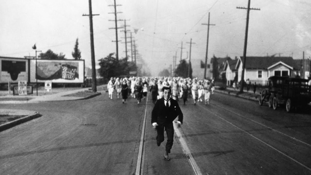 Buster Keaton huyendo de sus pretendientas en 'Siete ocasiones (1925).