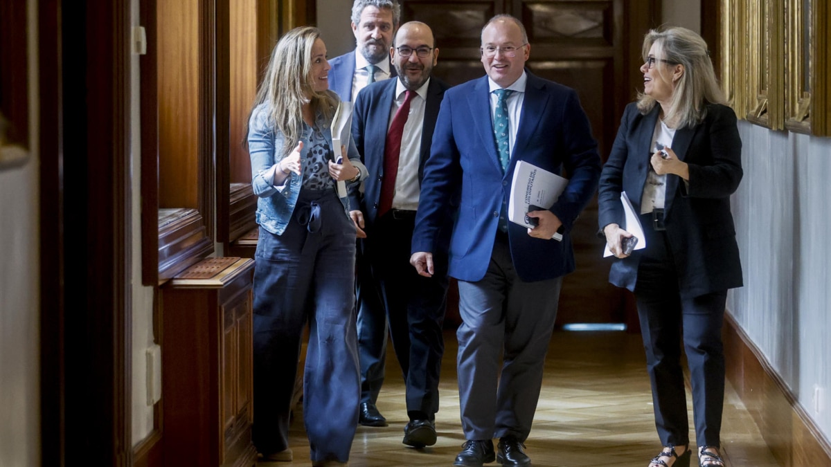 El portavoz del PP, Miguel Tellado, acude a la Junta de Portavoces junto a otros diputados populares, el martes pasado en el Congreso