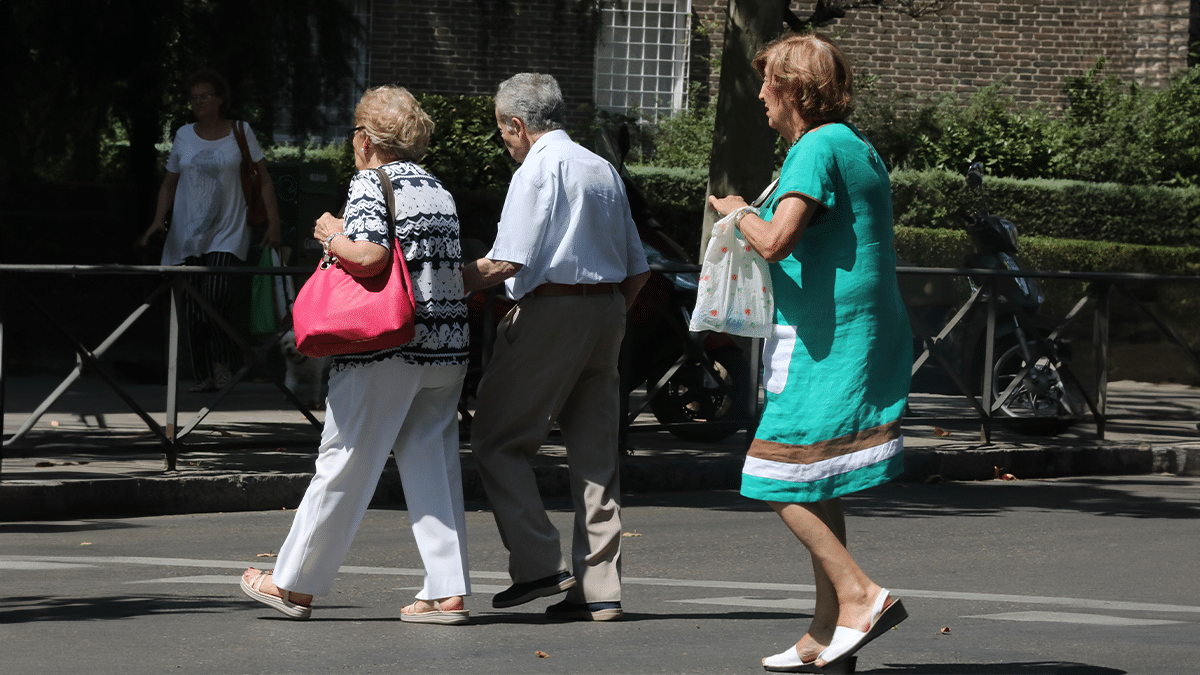 Personas de la tercera edad caminando