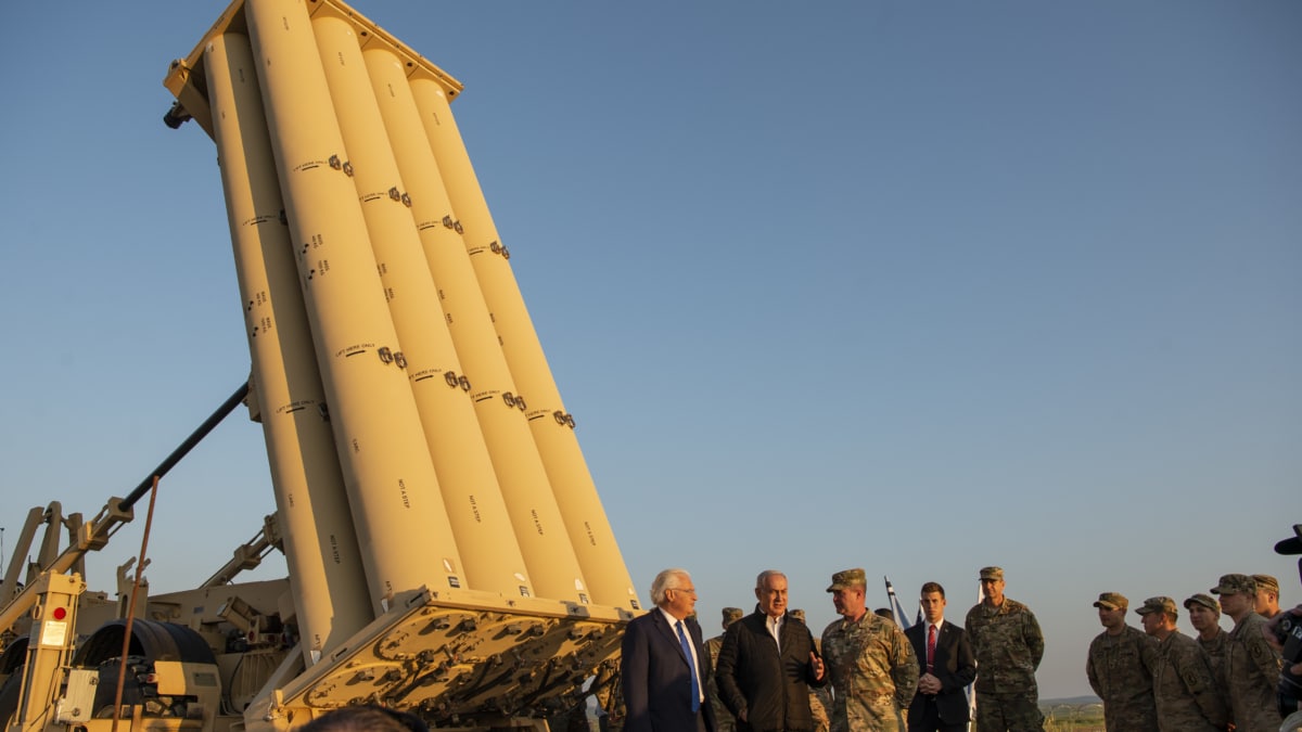 El Primer Ministro israelí, Benjamin Netanyahu, junto al embajador de Estados Unidos en Israel, y el comandante de la 174ª Brigada de Artillería de Defensa Antiaérea, visitan las instalaciones del THAAD