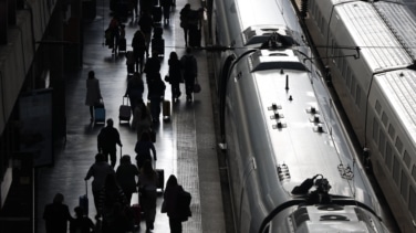 Cerca de 180 pasajeros llegan andando a la estación de Mérida por un tren Madrid-Sevilla averiado