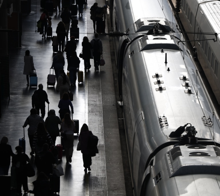 Cerca de 180 pasajeros llegan andando a la estación de Mérida por un tren Madrid-Sevilla averiado