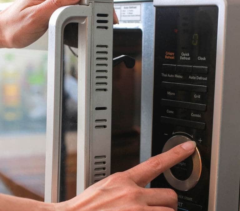 Precio de la luz hoy, 24 de febrero de 2025: esto puedes hacer con tu microondas para el ahorro de consumo