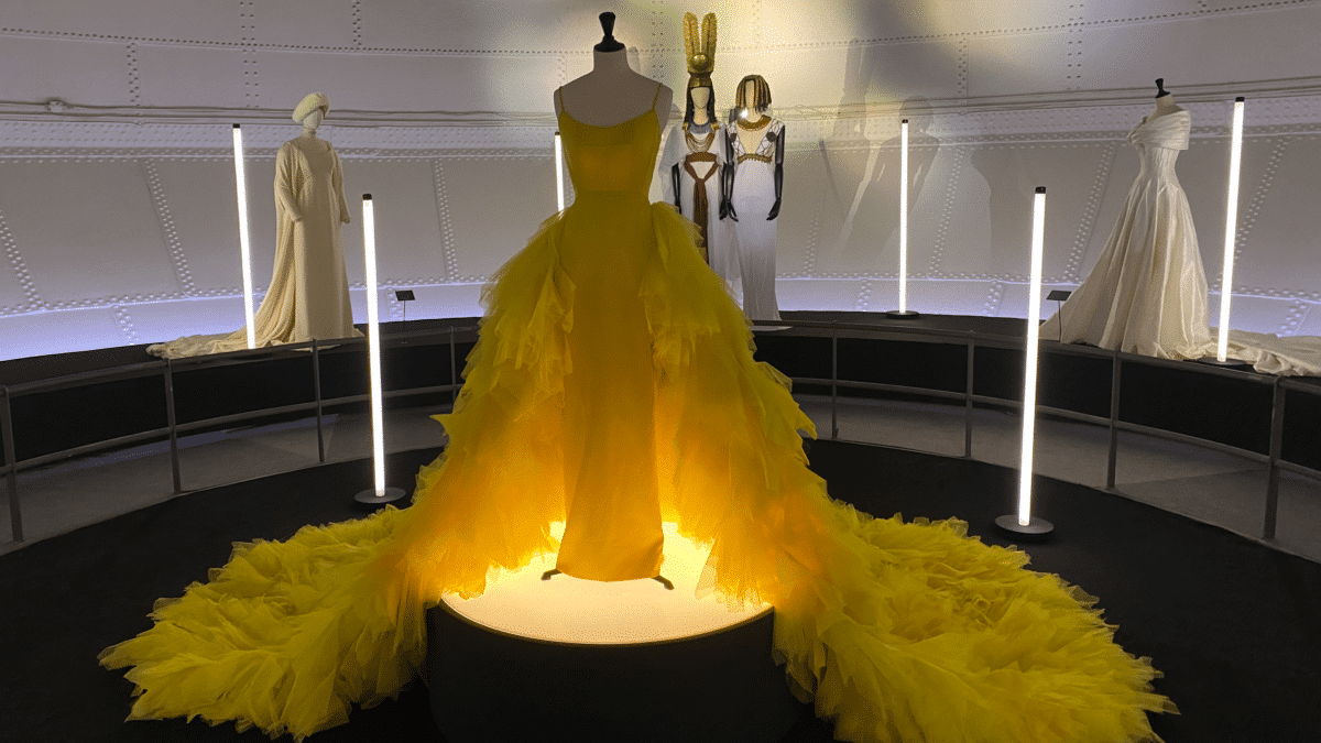 El vestido amarillo de Caprile que la influencer Marta Díaz lució en Cannes en 2023.