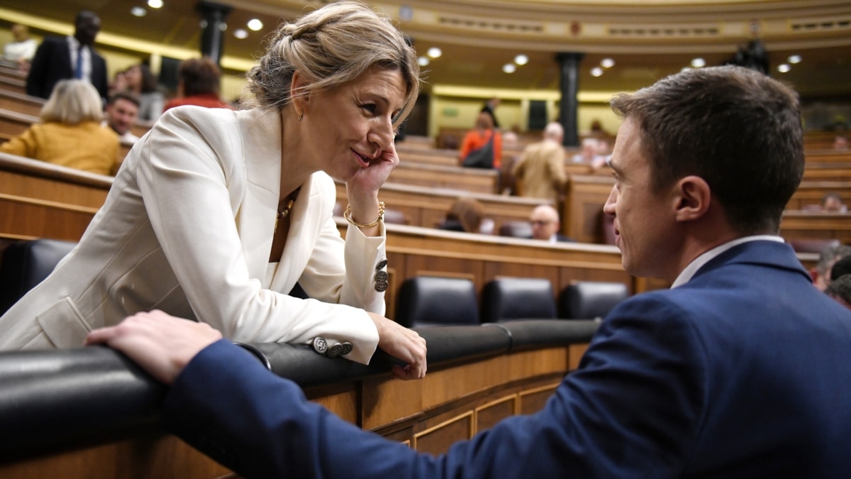 La vicepresidenta segunda y ministra de Trabajo y Economía Social, Yolanda Díaz, y el diputado de Sumar en Congreso, Iñigo Errejón