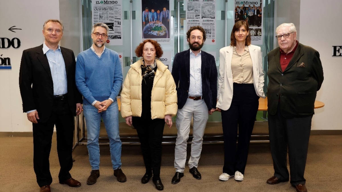 Víctor de la Serna, a la derecha de la imagen, con el resto del jurado de los Premios Internacionales de Periodismo de El Mundo 2024 –Andrea Nicastro, corresponsal en España del ‘Corriere della Sera', Carlos Franganillo, director de Informativos Telecinco, Ana Palacio, ex ministra de Asuntos Exteriores, Joaquín Manso, director de 'El Mundo', y Sandrine Morel, corresponsal de ‘Le Monde’–, el pasado mes de abril.