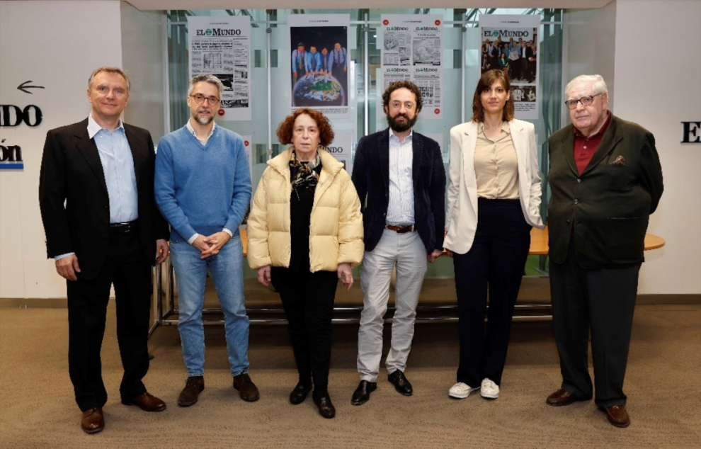 Víctor de la Serna, a la derecha de la imagen, con el resto del jurado de los Premios Internacionales de Periodismo de El Mundo 2024 –Andrea Nicastro, corresponsal en España del ‘Corriere della Sera', Carlos Franganillo, director de Informativos Telecinco, Ana Palacio, ex ministra de Asuntos Exteriores, Joaquín Manso, director de 'El Mundo', y Sandrine Morel, corresponsal de ‘Le Monde’–, el pasado mes de abril.