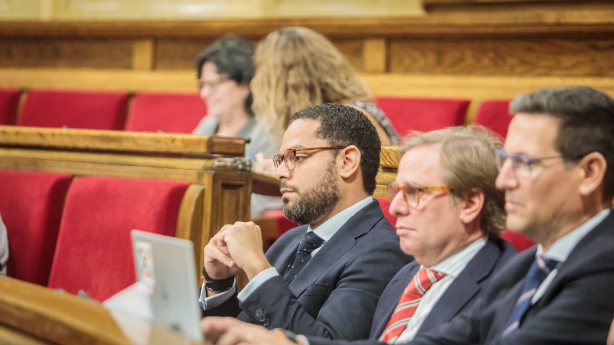 La Mesa del Parlament fuerza a Junts y PSC a ceder dos comisiones a Vox, pero los socialistas se resisten