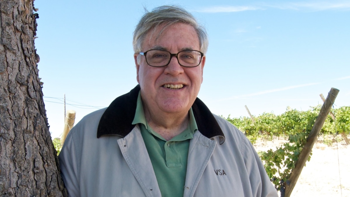 Víctor de la Serna en su viñedo de finca Sandoval.