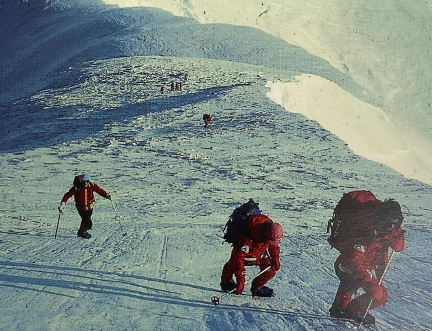 La expedición de Cadiach escalando el Everest cerca de los 7.600 metros