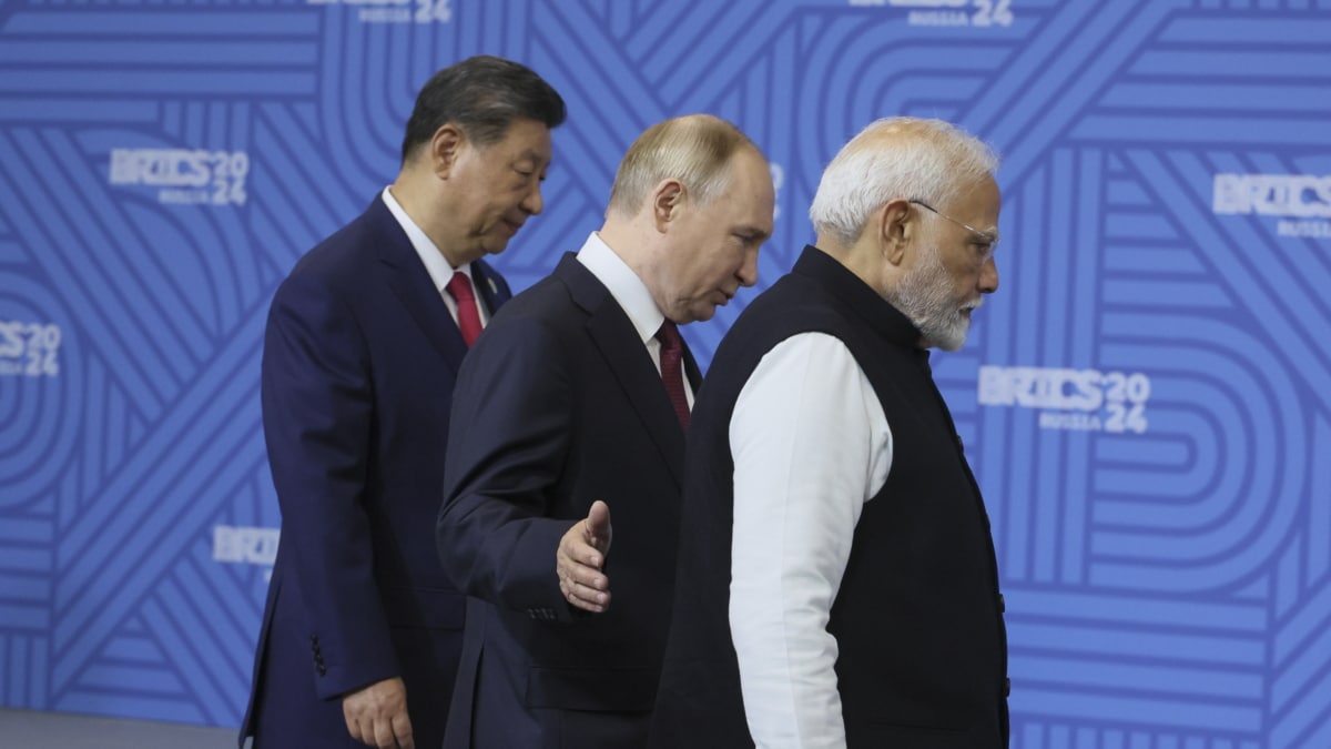 Xi Jinping, Vladimir Putin y Narendra Modi, de izqda a dcha, en Kazán.