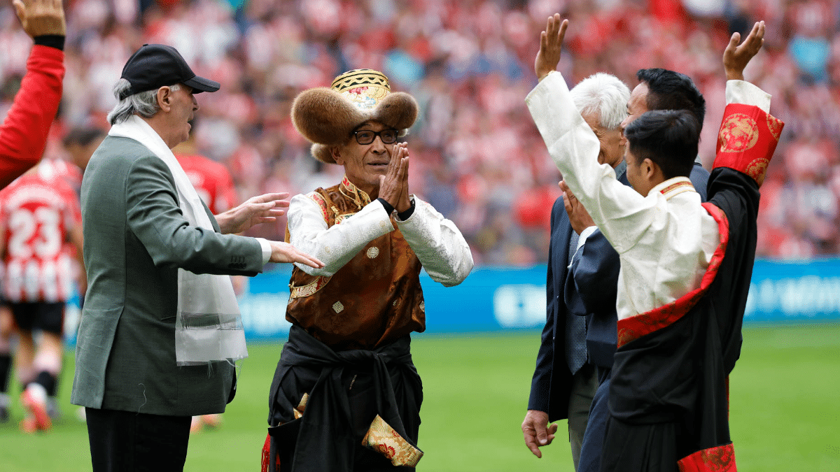 El alpinista Martín Zabaleta y su sherpa saludan al público de San Mamés antes de realizar el saque de honor del partido de Liga entre el Athletic Club y el Espanyol.