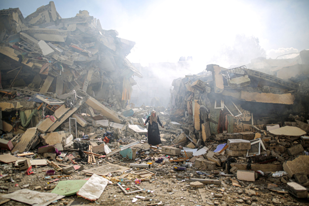 El jurado del WPP ha entregado a Mustafa Hassouna una mención especial por esta foto de una vecina del barrio de Al-Zahra caminando entre los escombros de las casas destruidas por los ataques aéreos de Israel sobre Gaza.