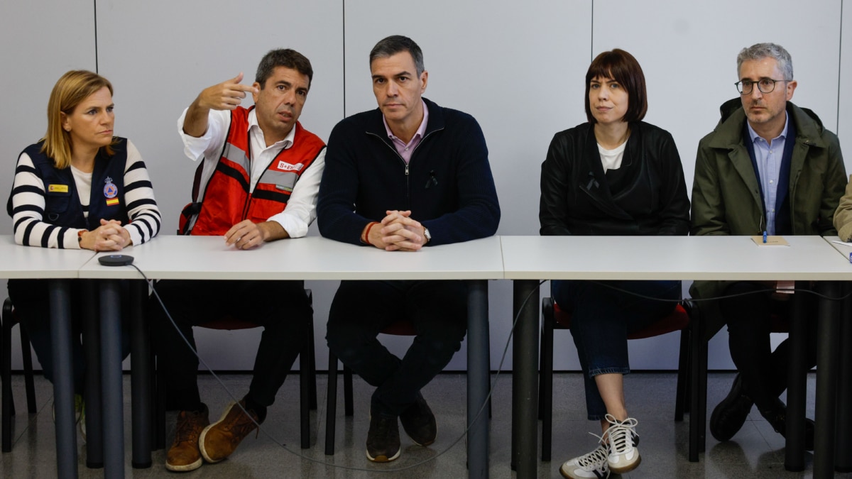 L'ELIANA (VALENCIA), 31/10/2024.- El presidente del Gobierno, Pedro Sánchez (c), acompañado por la ministra de Ciencia, Innovación y Universidades, Diana Morant (2d), el president de la Generalitat, Carlos Mazón (2i), y la delegada del Gobierno, Pilar Bernabé (i), visita este jueves el Centro de Coordinación Operativo Integrado (CECOPI) de la Comunitat Valenciana, desde el que se coordinan las labores de emergencia en las zonas afectadas por la dana. EFE/ Kai Försterling