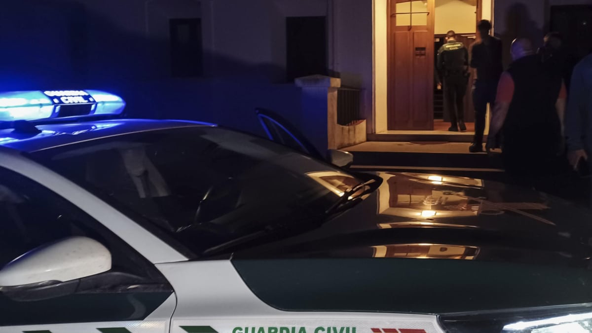 La Guardia Civil a la entrada del monasterio del Santo Espíritu en Gilet (Valencia).