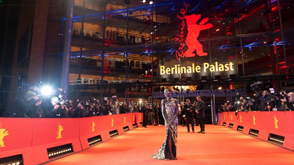 La actriz Lupita Nyong'o, presidenta del jurado de la última edición de la Berlinale, posa en la alfombra roja del festival.