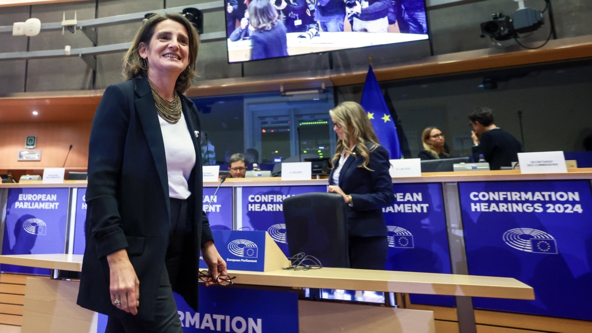 Brussels (Belgium), 12/11/2024.- European Commission's Executive Vice-President-designate for Clean, Just and Competitive Transition, Teresa Ribera, (L) attends her confirmation hearing before the European Parliament committees in Brussels, Belgium, 12 November 2024. (Bélgica, Bruselas) EFE/EPA/OLIVIER HOSLET