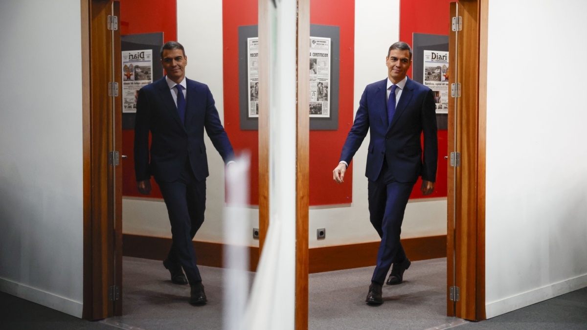 MADRID, 11/11/2024.- El presidente del Gobierno, Pedro Sánchez, ante de comparecer este lunes en rueda de prensa en el Palacio de la Moncloa, para informar de las nuevas medidas que aprueba el Consejo de Ministros para hacer frente a las consecuencias de la dana que afectó principalmente a la Comunitat Valenciana.EFE/ Javier Lizon