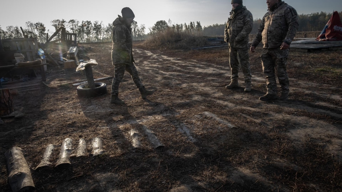 Un equipo de vigilancia antiaérea de Ucrania trabaja en el sur de Kiev protegiendo las infraestructuras de ataques rusos.