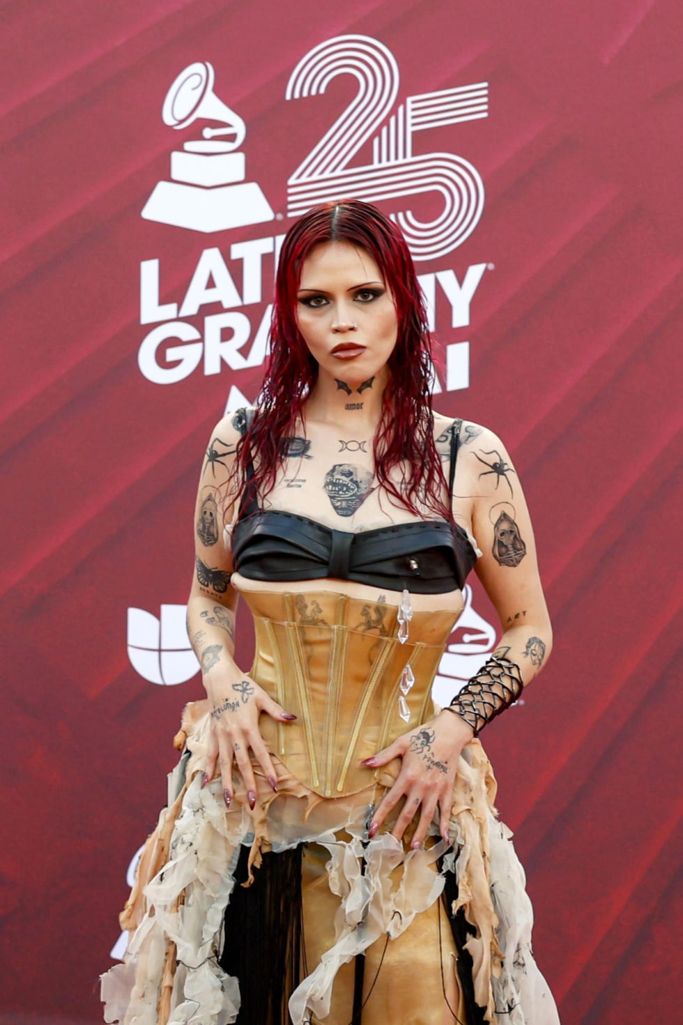 La cantante brasileña Bruses en la alfombra roja de los Latin Grammy 2024.