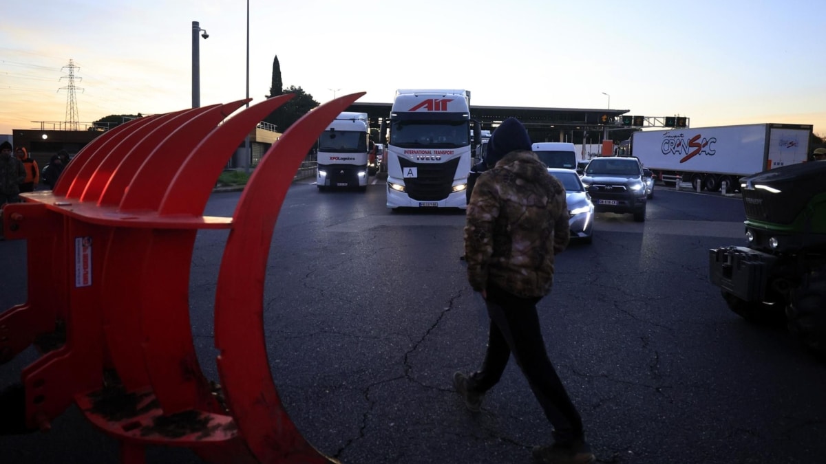 Agricultores franceses detienen a los camiones españoles en Narbona.