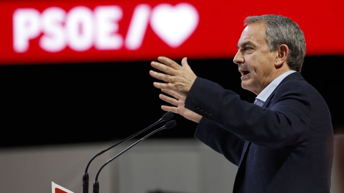 El expresidente del Gobierno José Luis Rodríguez Zapatero, este 29 de noviembre de 2024 tras recoger el Premio Rosa Manzano en el arranque del 41º Congreso Federal del PSOE, en Sevilla.