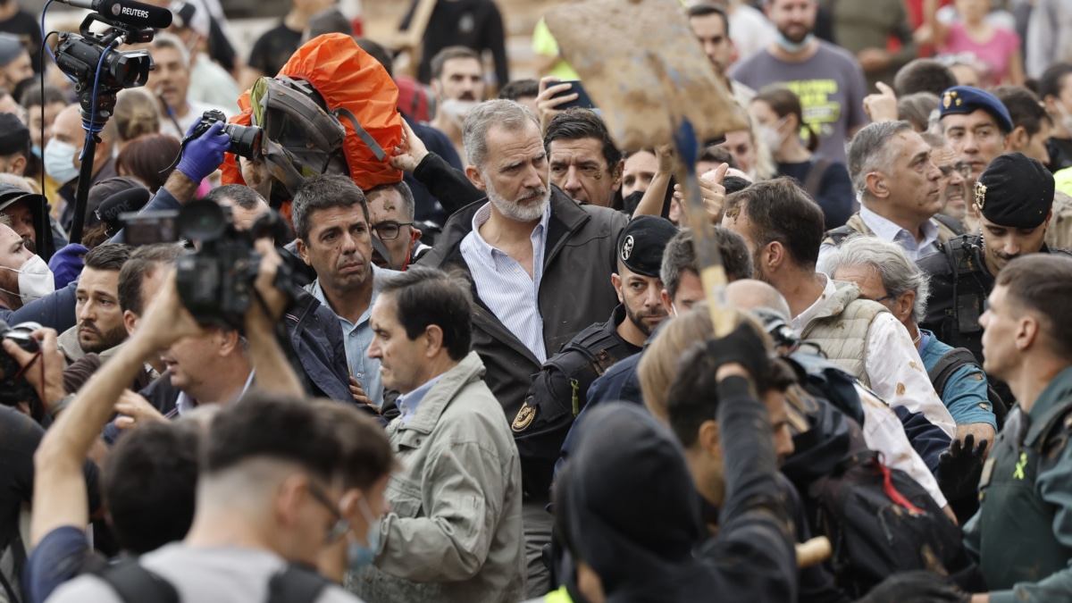 PAIPORTA (VALENCIA), 03/11/2024.- El rey Felipe, durante su visita a Paiporta este domingo. Gritos de 'fuera', así como lanzamiento de barro, están recibiendo a la comitiva de los reyes de España, el presidente del Gobierno, Pedro Sánchez, y el president de la Generalitat, Carlos Mazón, a su llegada al centro de Paiporta. Numerosas personas indignadas han recibido con insultos a la comitiva y se han encarado con ella, mientras que tanto el rey como la reina ha intentado mediar con jóvenes que se les han acercado.EFE/ Biel Aliño