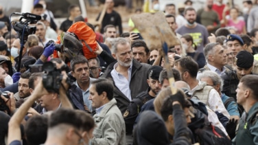 Sánchez fue evacuado de Paiporta "por seguridad"  tras ser increpada y agredida la comitiva con los Reyes y Mazón