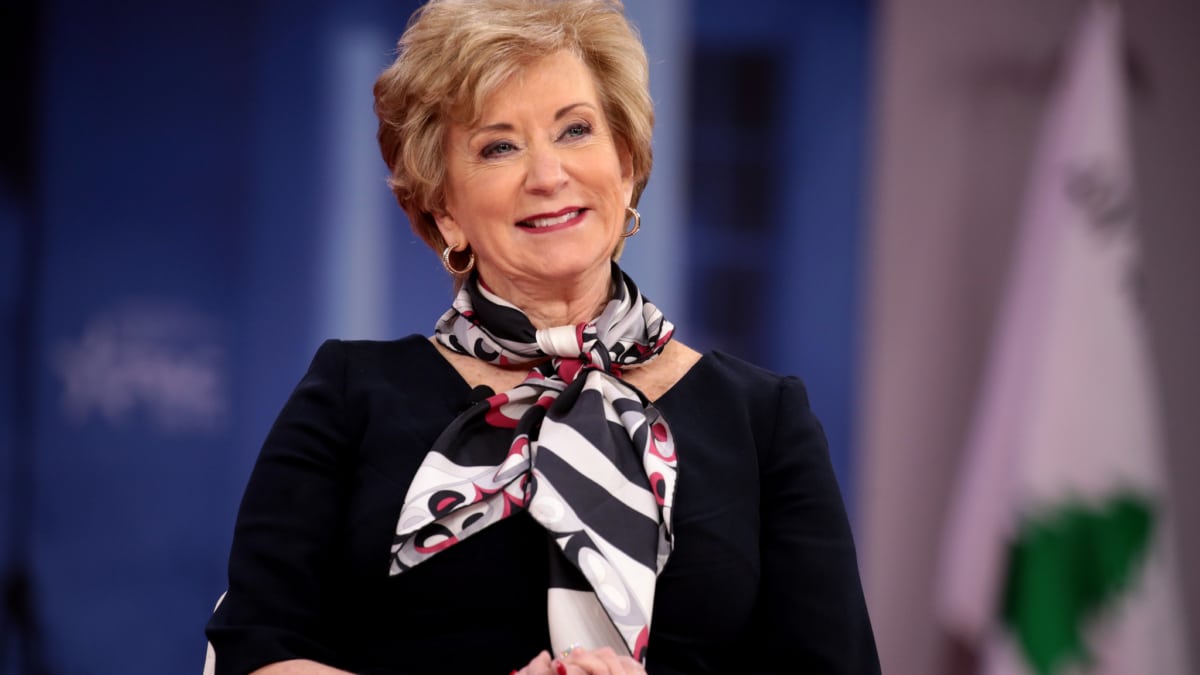 La empresaria Linda McMahon habla en una mesa redonda en National Harbor, Maryland, en 2018.