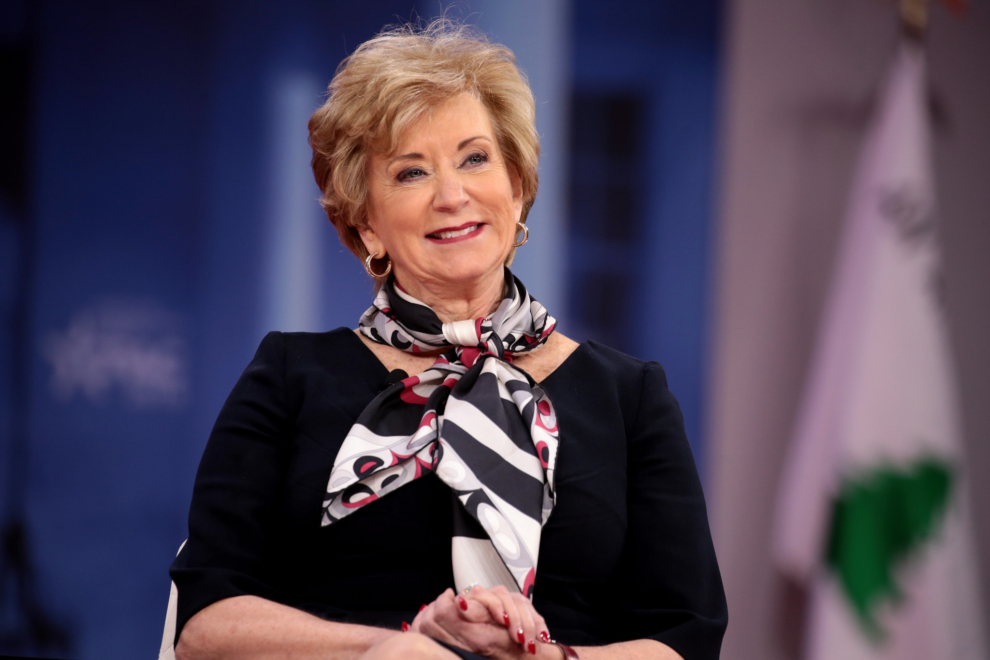 La empresaria Linda McMahon habla en una mesa redonda en National Harbor, Maryland, en 2018.