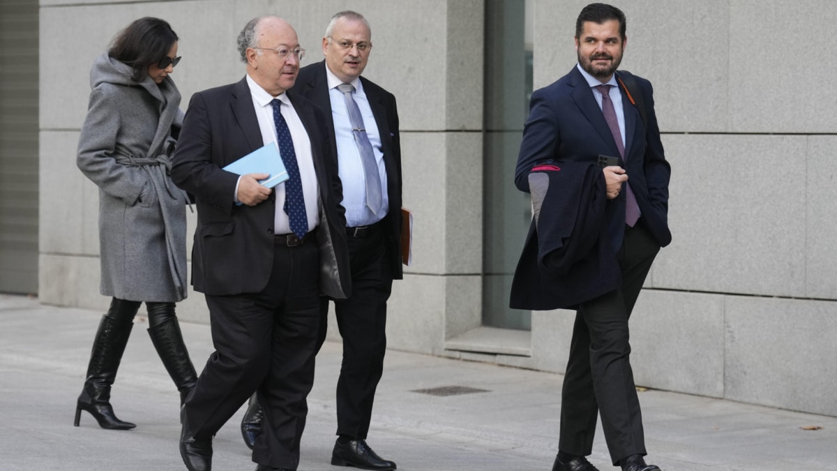 Los abogados de la acusación, a su llegada a la Audiencia Nacional esta mañana en Madrid.