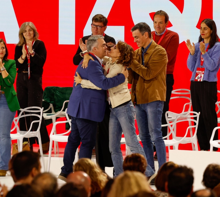 El PSOE saca su "orgullo" y llama a la "resistencia" frente a la "cacería" contra Sánchez y el Gobierno