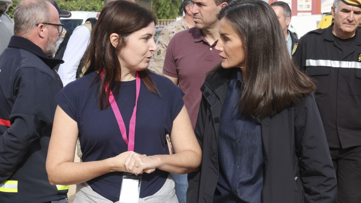 La alcaldesa de Paiporta, Maribel Albalat, charla con la reina Letizia.