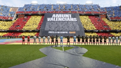 El Valencia homenajea en Mestalla a las víctimas de la DANA