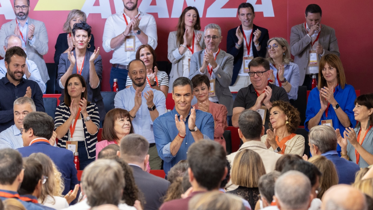 El secretario general del PSOE y presidente del Gobierno, Pedro Sánchez, flanqueado por Cristina Narbona (i) y María Jesús Montero, presidenta y vicesecretaria general del partido, el pasado 7 de septiembre de 2024, en el comité federal del PSOE.