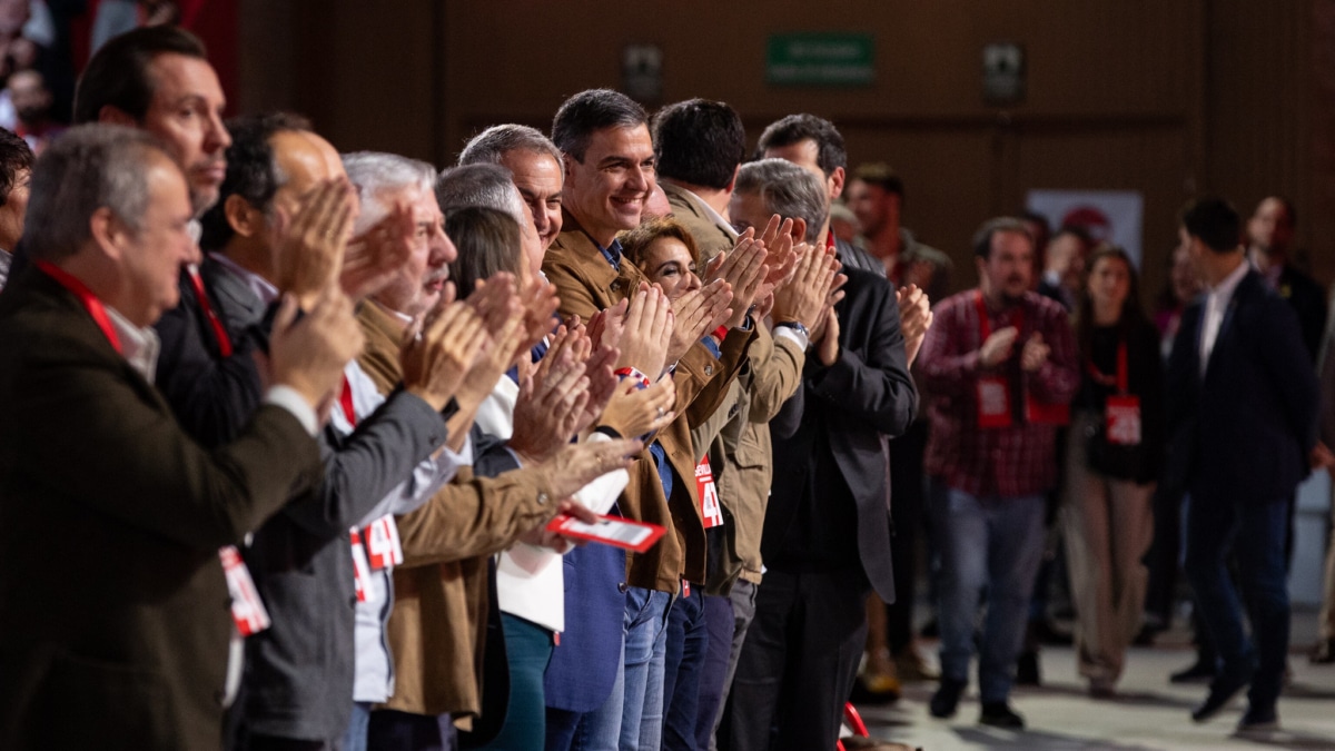 El secretario general del PSOE y presidente del Gobierno, Pedro Sánchez, con su ejecutiva saliente, el expresidente José Luis Rodríguez Zapatero y los exsecretarios de Organización del partido, durante la sesión de apertura del 41º Congreso Federal del PSOE, este 30 de noviembre de 2024.