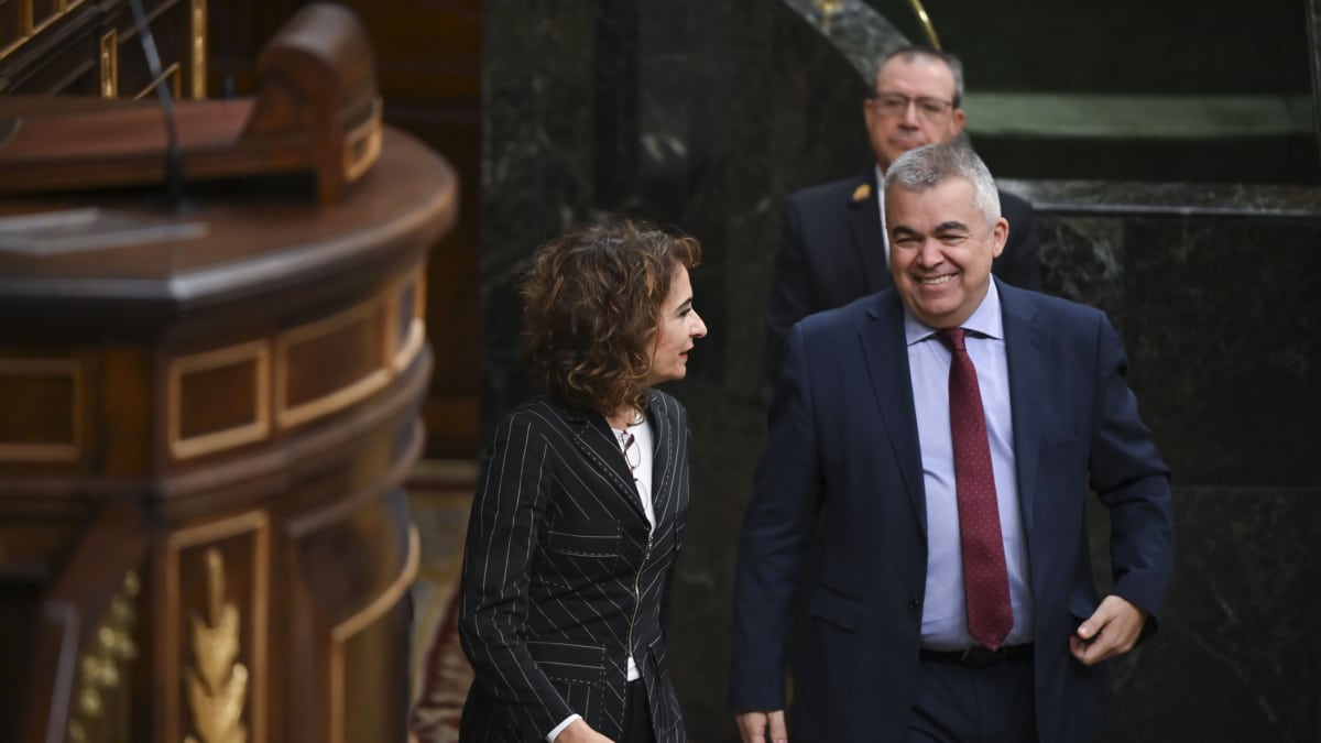 MADRID, 14/11/2024.- La vicepresidenta primera y ministra de Hacienda, María Jesús Montero (i), conversa con el diputado socialista Santos Cerdán León (d) durante un receso del pleno del Congreso de los Diputados este jueves en Madrid. EFE/ Fernando Villar