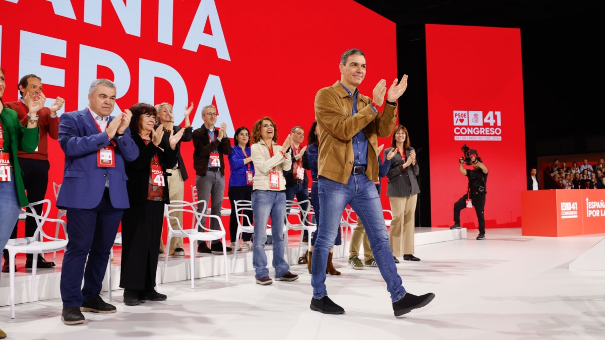 SEVILLA (ESPAÑA), 30/11/2024.- El presidente del Gobierno, Pedro Sánchez (d) aplaude al comienzo del 41 Congreso Federal del PSOE reunido en Sevilla este sábado. EFE/ Julio Muñoz