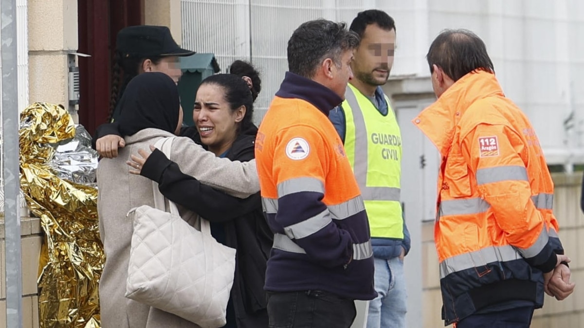 Miembros de los servicios de emergencia y familiares de residentes a las puertas de la residencia de mayores incendiada en Villafranca de Ebro.