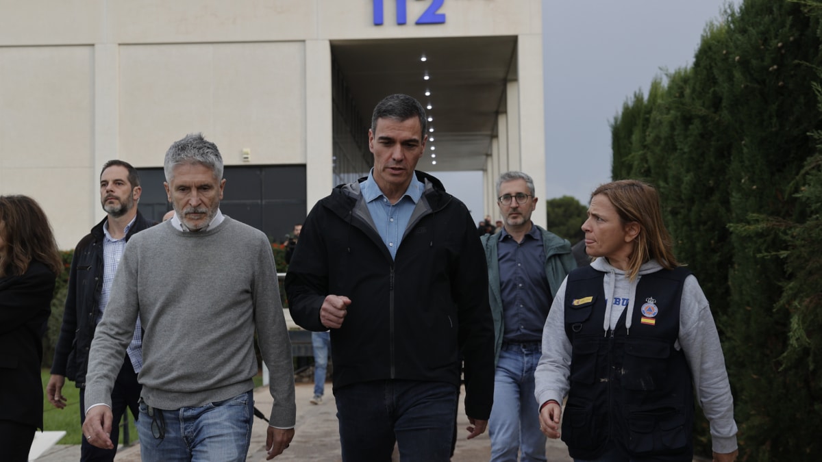 VALENCIA, 03/11/2024.- EL presidente del Gobierno, PEdro Sánchez, junto al ministro del Interior, Fernando Grande Marlaska(i) y Pilar BErnabé, delegada del Gobierno en la C. Valenciana en el Centro de Emergencias de la Generalitat valenciana, en l'Eliana (Valencia), desde el que se coordina la emergencia por la dana, este domingo. EFE/Manuel Bruque