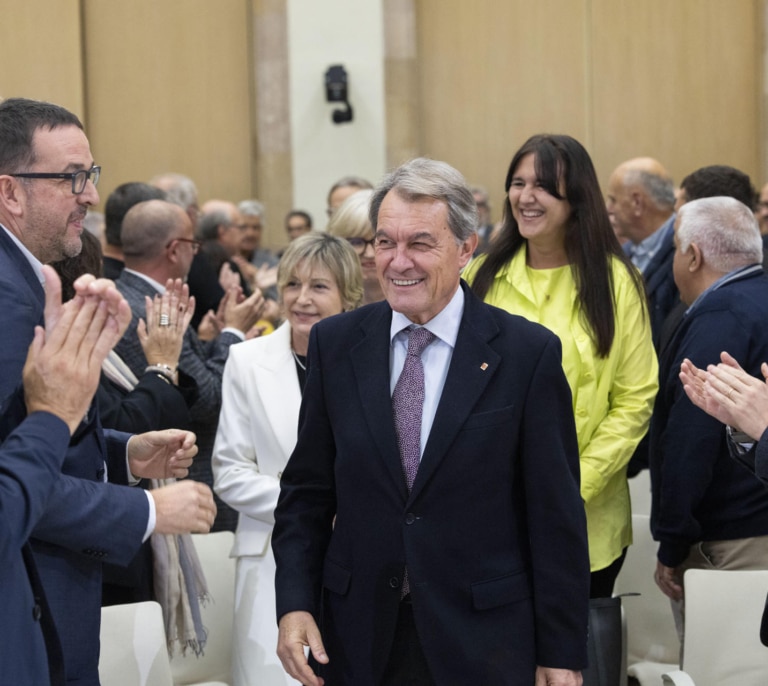 El Parlament desmiente la "normalización" de Illa con la conmemoración de la consulta del 9N