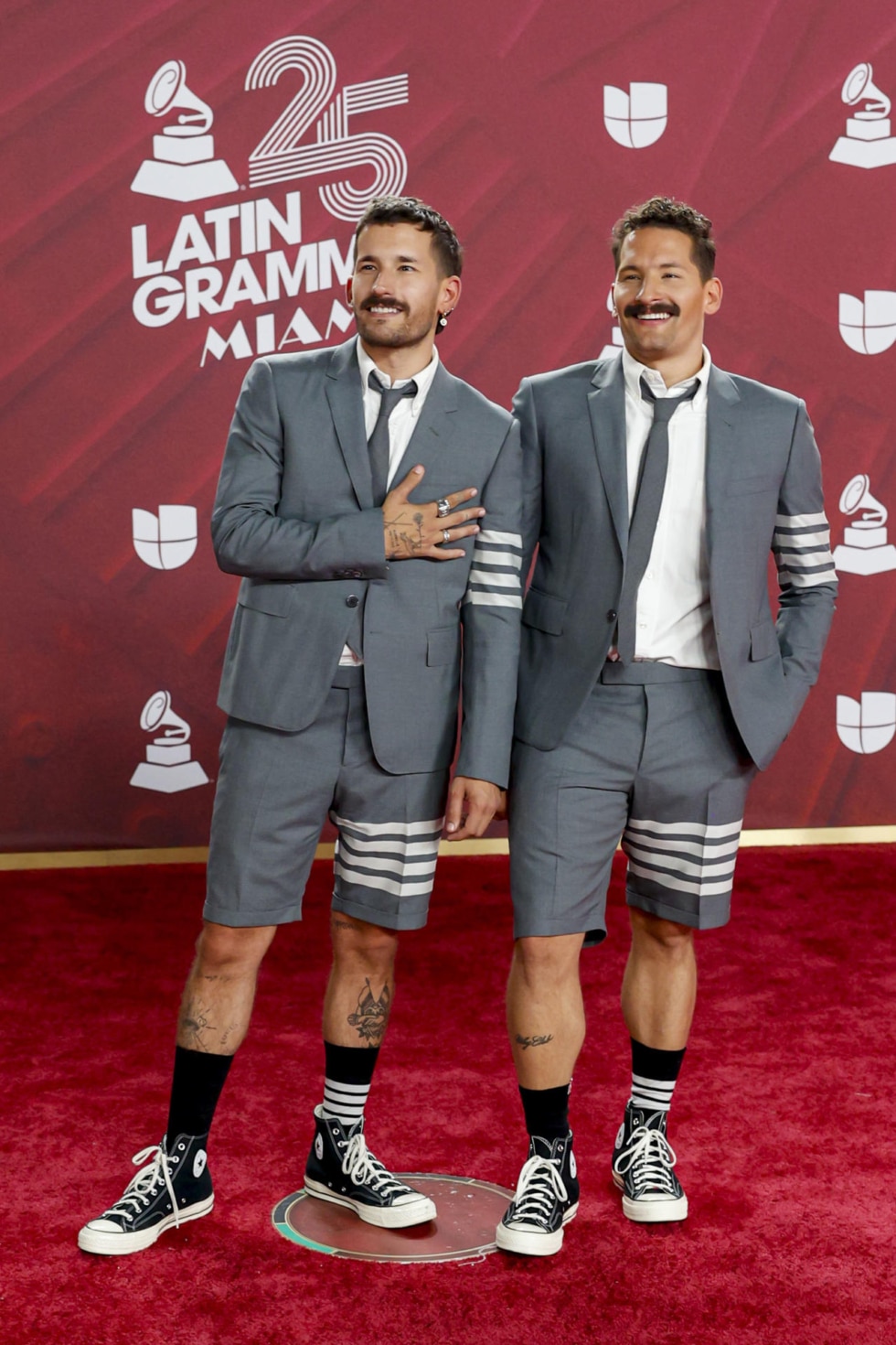 El dúo venezolano Mau y Ricky, posan en la alfombra roja de los premios Latin Grammy.