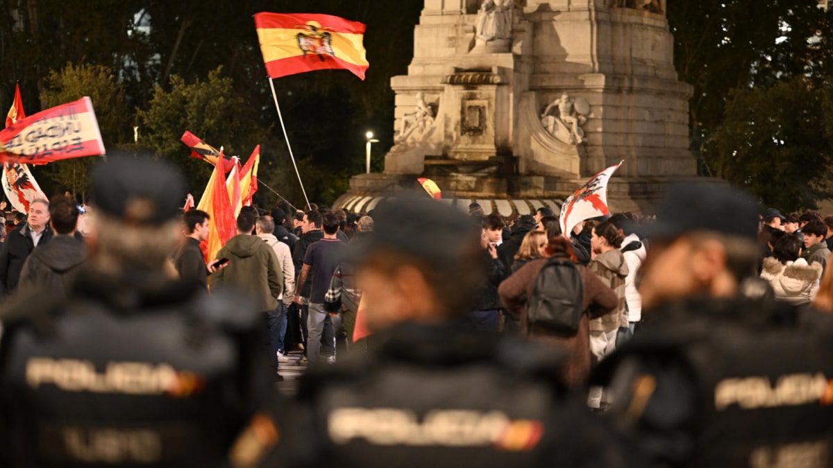 Policías vigilan la marcha a Ferraz.