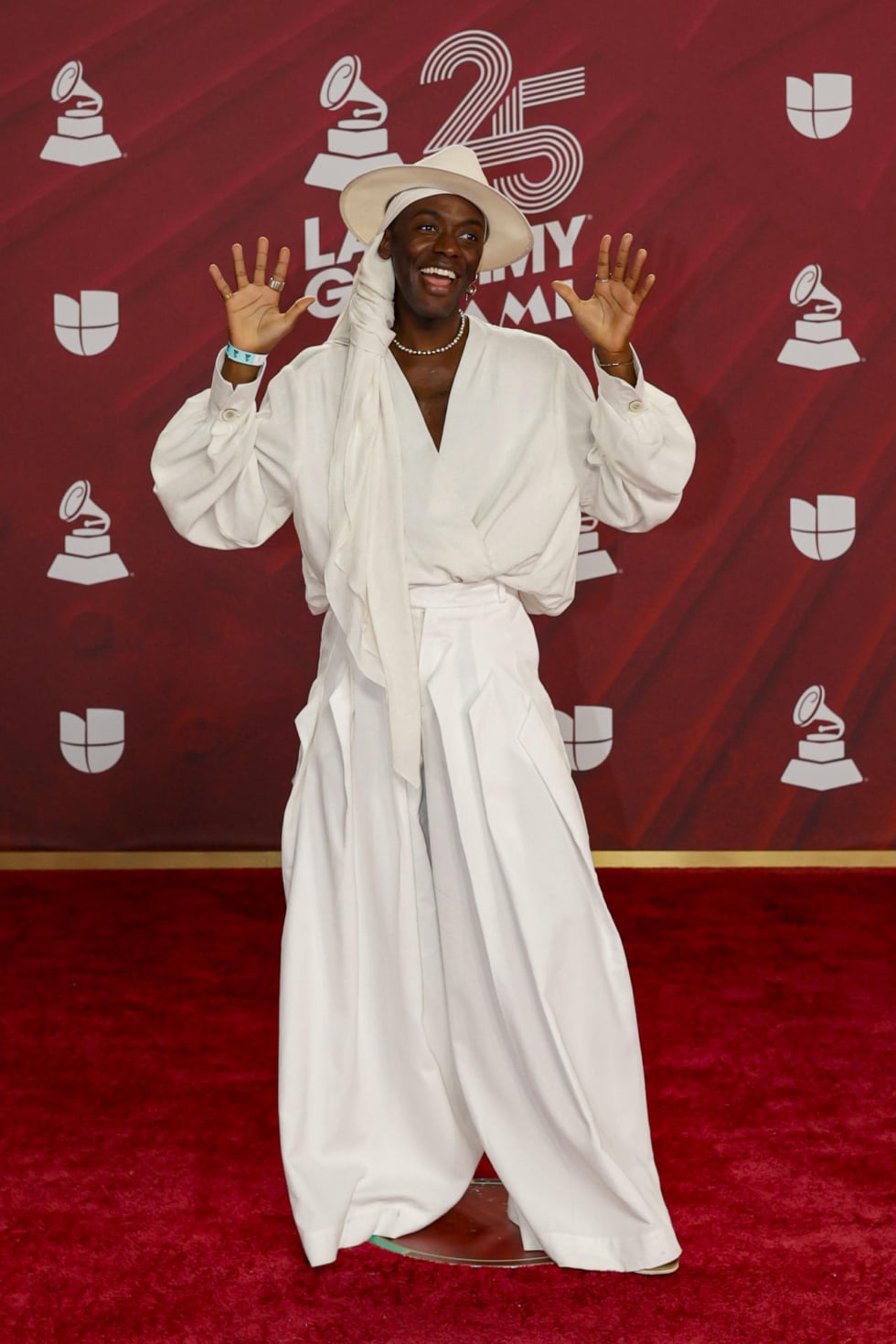 El cantante brasileño Jota.pê en la alfombra roja de los Latin Grammy 2024.